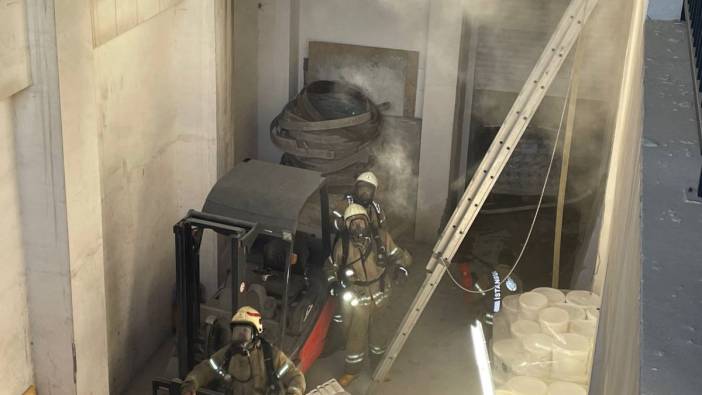 Üsküdar'da bir iş yerinin deposunda çıkan yangın söndürüldü