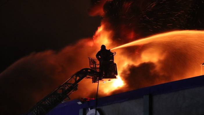 Sakarya'da kauçuk fabrikasında yangın: Müdahale ediliyor