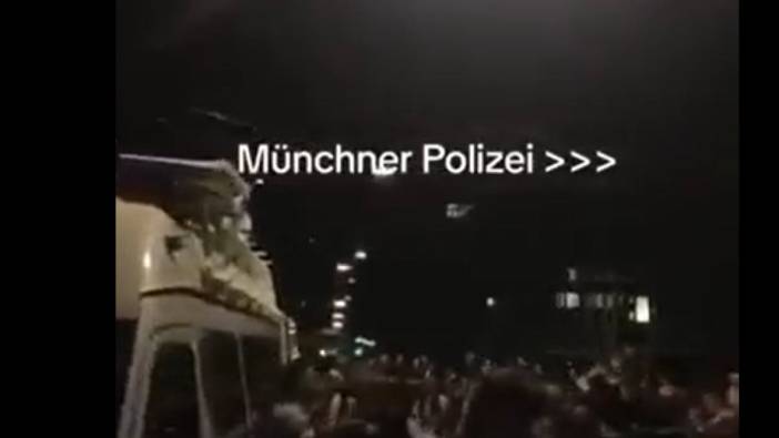 Alman polis aracından Tarkan'ın şarkıları çalındı, herkes çılgınca eğlendi