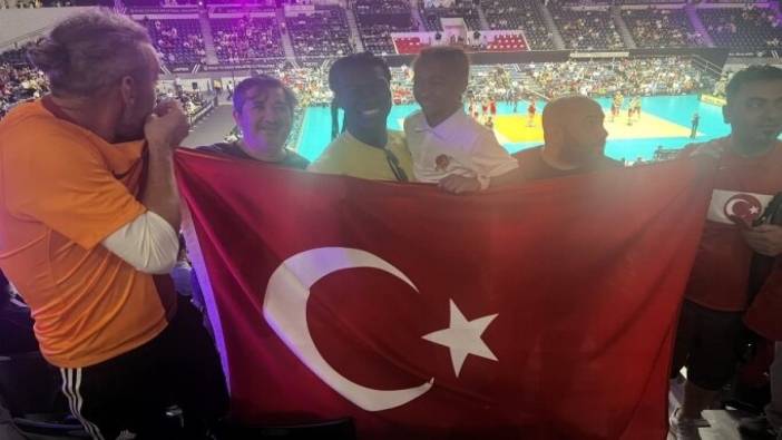 Gomis Japonya'da Türkiye'nin maçına gitti. Kızına Filenin Sultanlarını örnek gösterdi