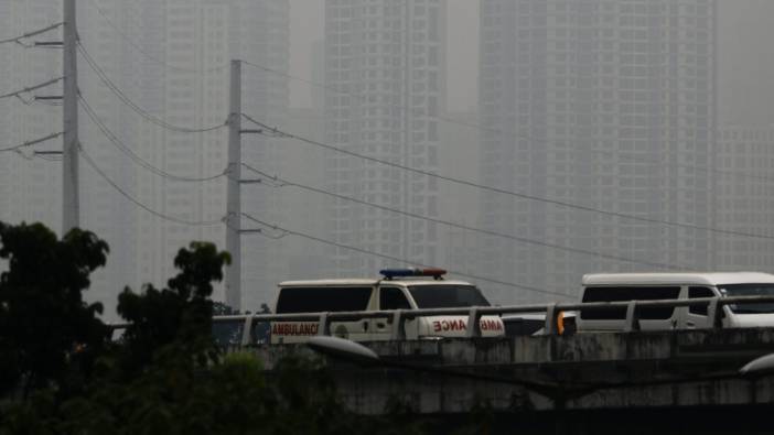 Filipinler’de yanardağın püskürttüğü duman şehirleri kapladı