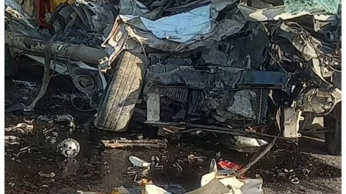 Nevşehir'de hafif ticari araç kamyona arkadan çarptı: 2 ölü