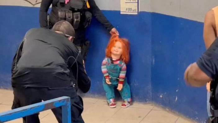 Meksika polisi katil bebek Chucky'yi tutukladı. Eski Emniyet Müdürü dahil halk tepki gösterdi