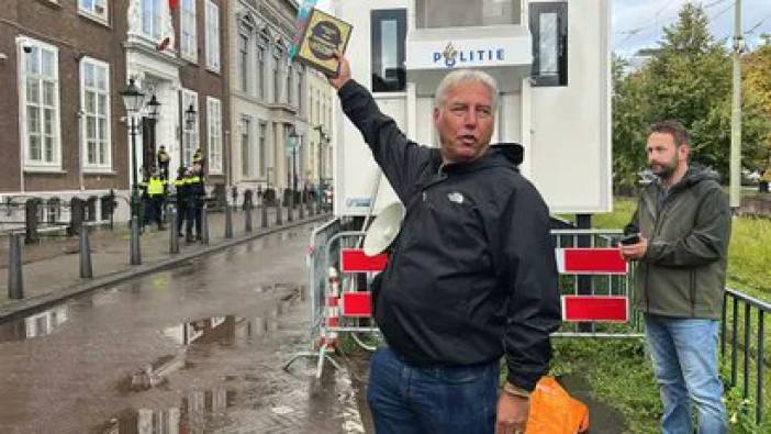 Irkçı lider Türkiye Büyükelçiliği önünde Kur'an-ı Kerim'i yırttı. Hollanda'da bir provokasyon daha