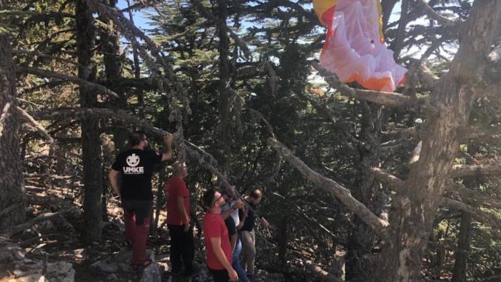 Fethiye'de yamaç paraşütü ağaca dolanan turist kurtarıldı