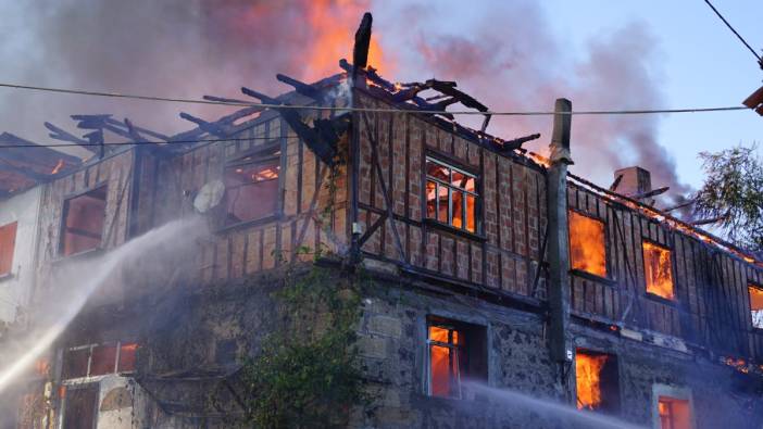 Kastamonu’da çıkan yangında iki ev küle döndü