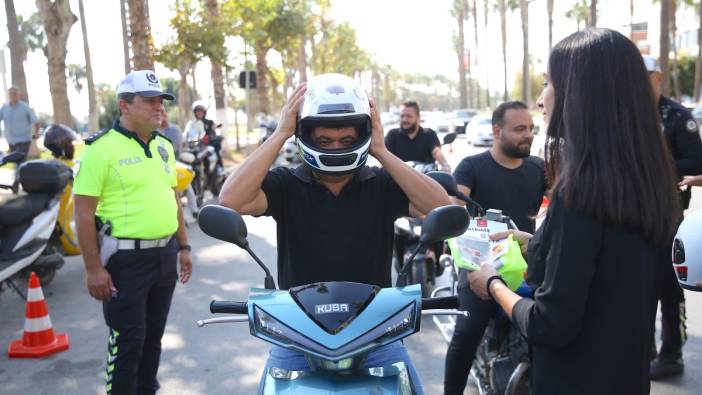 Mersin'de trafik polislerinden kasksız sürücülere anlamlı hediye