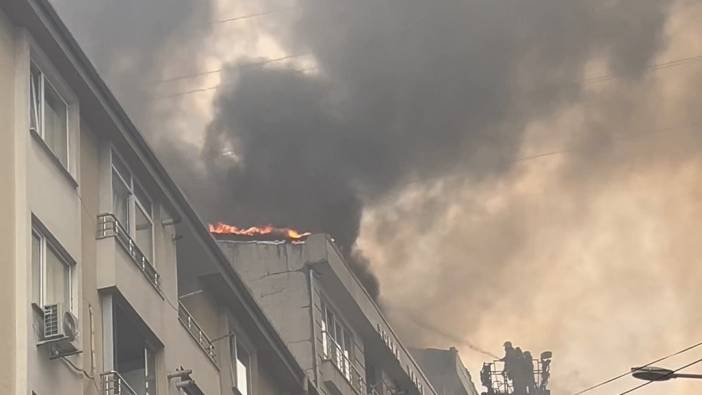 Bina çatısındaki yangın paniğe neden oldu