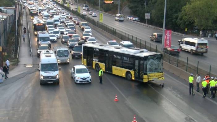 Kadıköy'de iki otobüs birbirine girdi. Trafik felç oldu