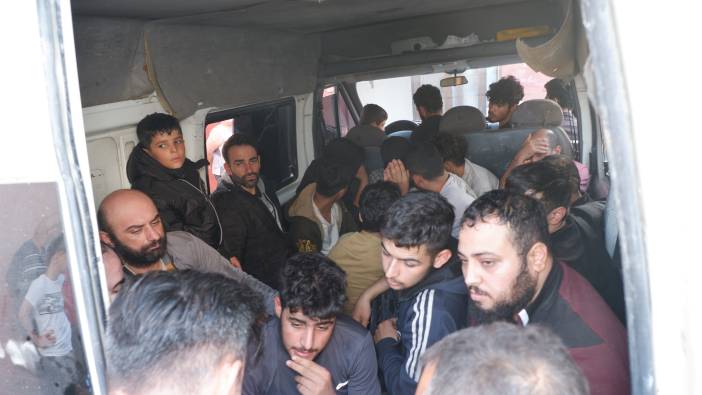 Evin duvarına çarpan minibüsten 19 kaçak göçmen çıktı