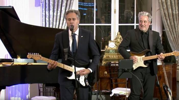 ABD Dışişleri Bakanı gitar çalıp şarkı söyledi