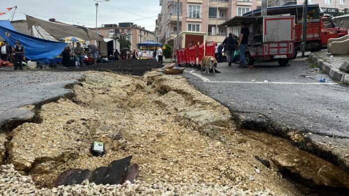 İstanbul'da iki araç sel sonrası çöken yolun içine düştü