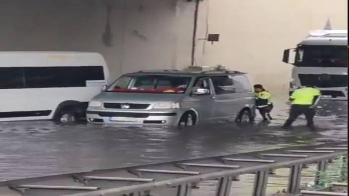 Sultangazi'de sel nedeniyle mahsur kalan vatandaşlara polis ekipleri yardım etti