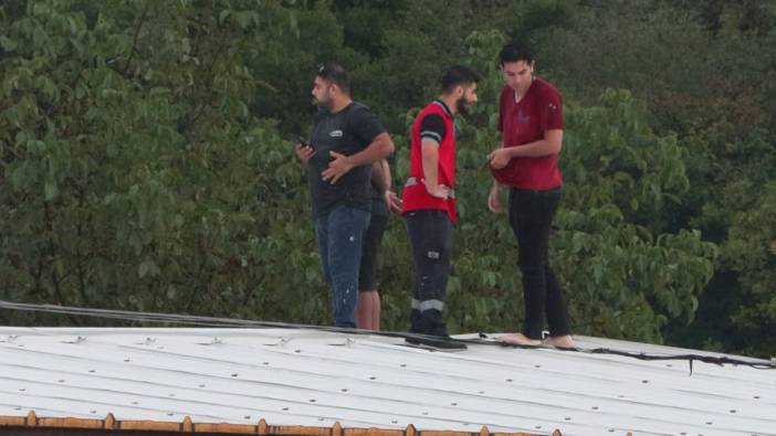 Arnavutköy'de fabrikayı su bastı çalışanlar çatıda mahsur kaldı