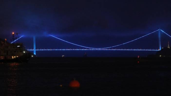 İstanbul'daki köprüler mavi renkle ışıklandırıldı
