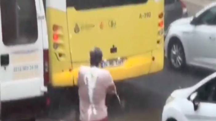 İstanbul'da bir vatandaş yağmur altında duş aldı...