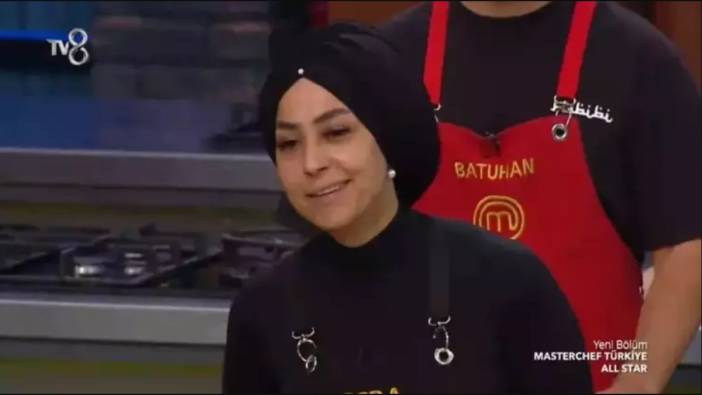 Masterchef Esra'nın makyajsız hali gündem oldu. Gözlerine çektiği kalın sürmeyle biliniyordu