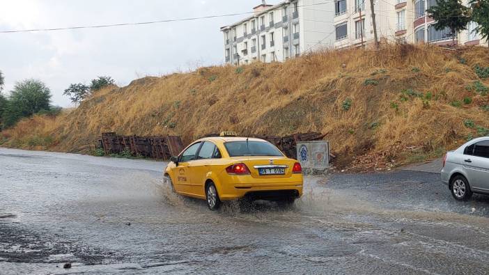 Tekirdağ'da şiddetli yağış 10 dakikada sokakları dereye dönüştürdü