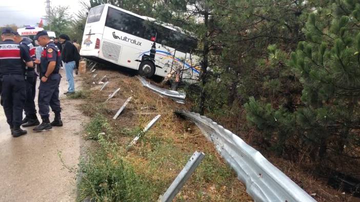 Sağanak nedeniyle yoldan çıkan otobüs ağaçlığa girdi: 2 yaralı