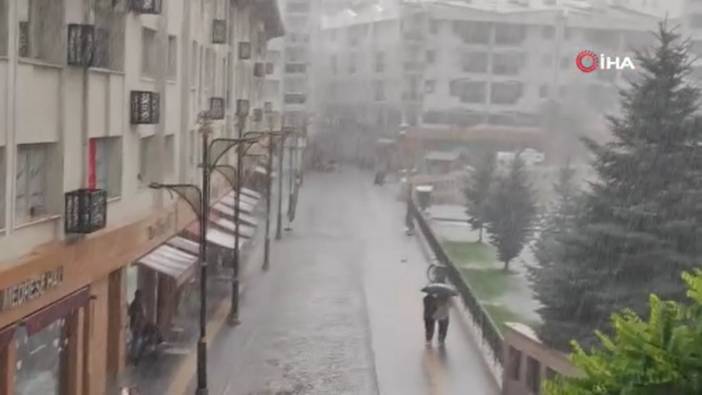 Sivas'ta sağanak yağış hayatı olumsuz etkiledi