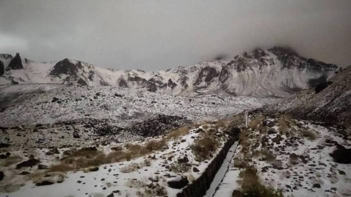 Erciyes Dağı'na yılın ilk karı düştü