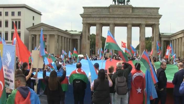 Azerbaycanlılar tarihi Brandenburg Kapısı önünde Alman medyasını protesto etti