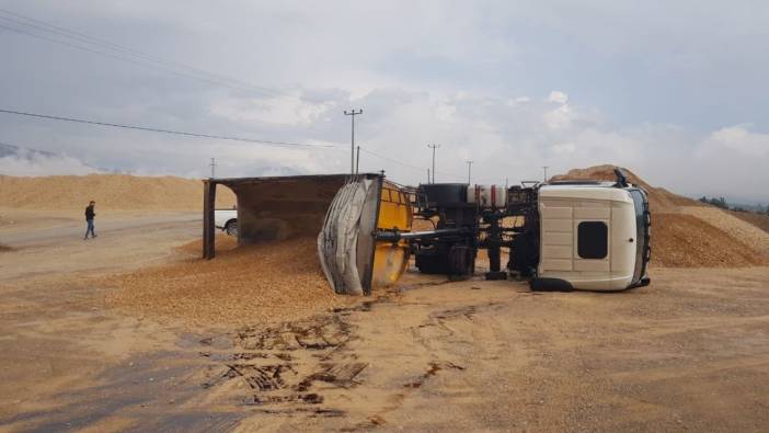 Karabük'te bir iş makinesi ve hafriyat kamyonu devrildi: 1 yaralı