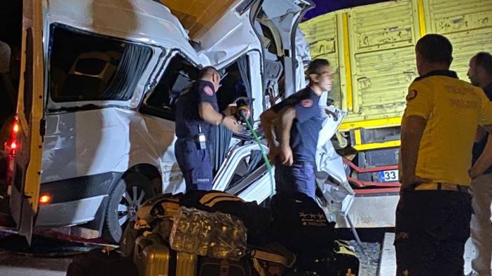 Minibüs park halindeki kamyona çarptı: 2 ölü, 9 yaralı