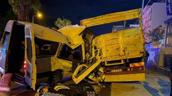 Minibüsün kamyona ok gibi saplandı: 2 ölü, 9 yaralı