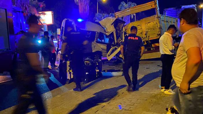 Tur minibüsü kamyona çarptı: İsviçreli doktor öldü 11 yaralı