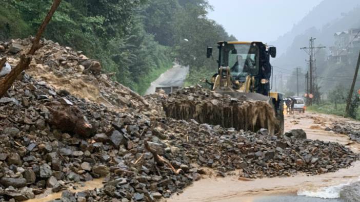 Rize'nin 4 ilçesini sağanak vurdu: Toprak kaydı, yol trafiğe kapandı