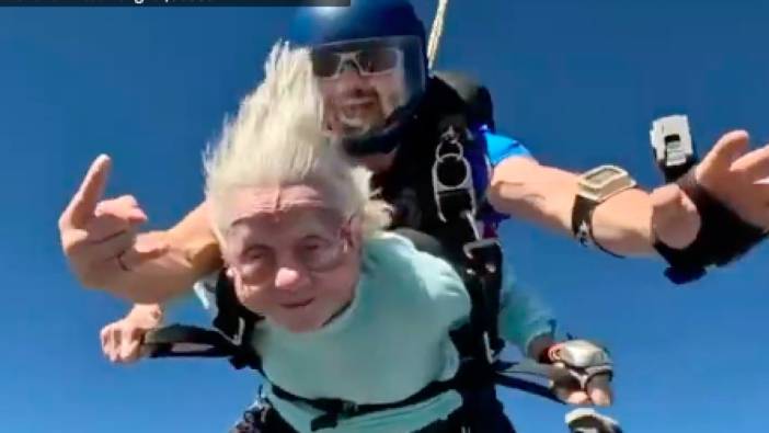104 yaşındaki kadın paraşütle atladı, rekor kırdı