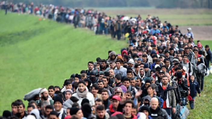İngiltere İçişleri Bakanından ‘kitlesel göç kasırgası’ uyarısı