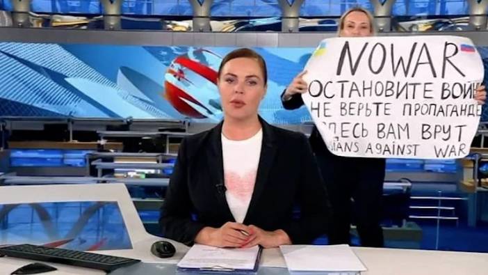 Canlı yayında 'savaşa hayır' pankartı açan Rus gazeteciye hapis cezası