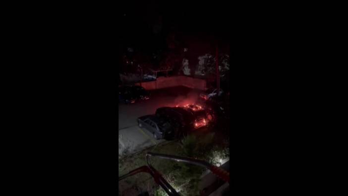 Kadıköy'de otomobiller bir anda alev alev yandı