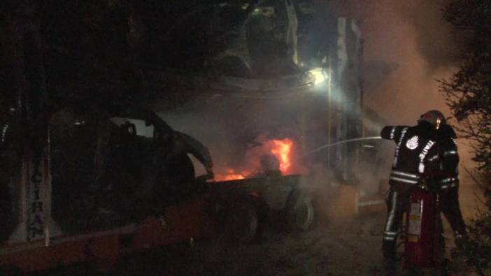 Tuzla'da lüks araç yüklü TIR alev alev yandı