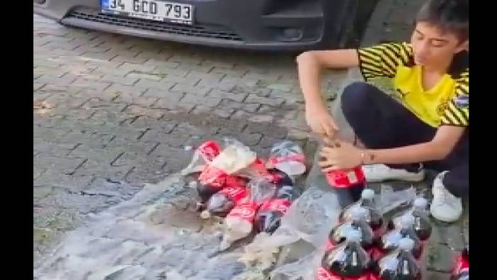 İsrail'i protesto etmek için para vererek aldığı Coca Cola'ları sokağa döktü