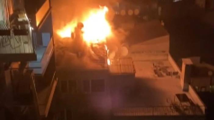 Beyoğlu'nda 6 katlı binanın çatısı alev alev yandı