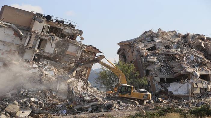 Hatay'da ağır hasarlı binaların kontrollü yıkımı devam ediyor