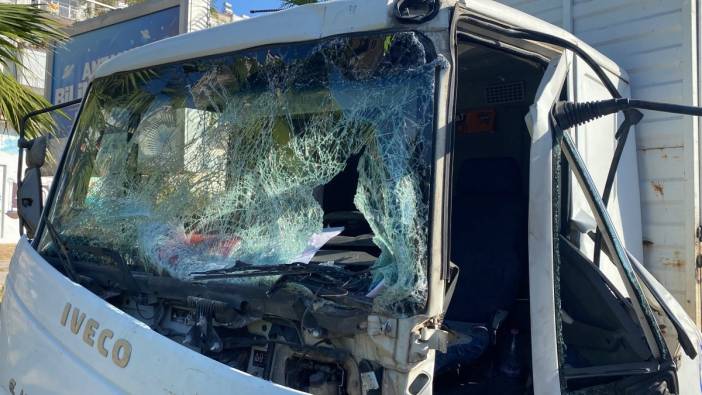 Antalya’da 4 araç birbirine girdi. Trafik felç oldu