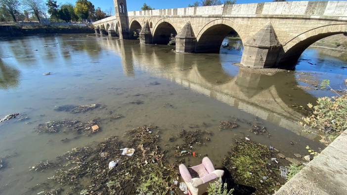 Tunca Nehri'nde su seviyesi azaldı atılan çöpler ortaya çıktı