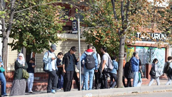 Eskişehir'de öğrencilerin otobüs durağı çilesi