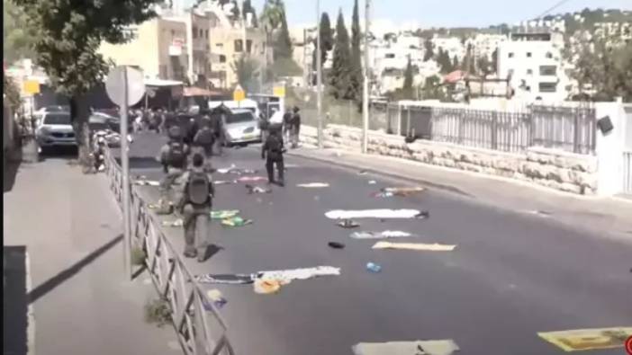 Mescild-İ Aksa’da namaz kılmak isteyenlere İsrail polisinden gaz bombalı müdahale