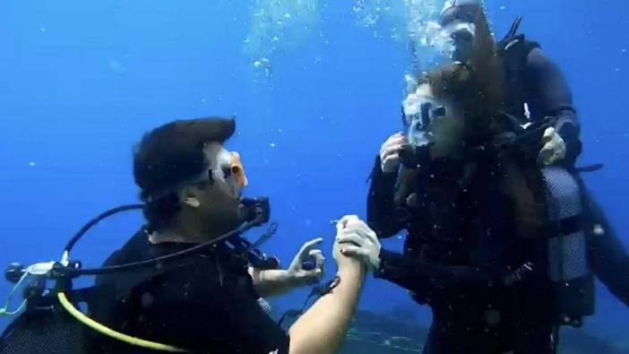 Su altında 'tektaş'lı sürpriz evlilik teklifi