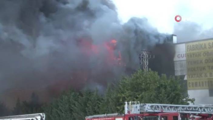 Silivri'de mobilya fabrikasının çatısında çıkan yangını söndürme çalışmaları yaklaşık 3 saattir sürüyor