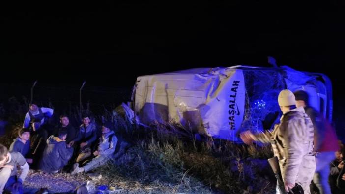 Van’da kaçak göçmenleri taşıyan minibüs devrildi: 20 yaralı