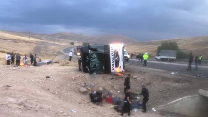 Sivas'ta yolcu otobüsü devrildi: 2 ölü, 25 yaralı