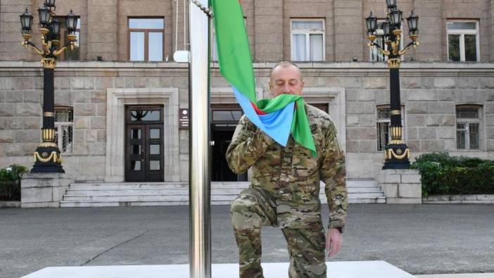 Karabağ'daki Hankendi'de Azerbaycan bayrağı göndere çekildi