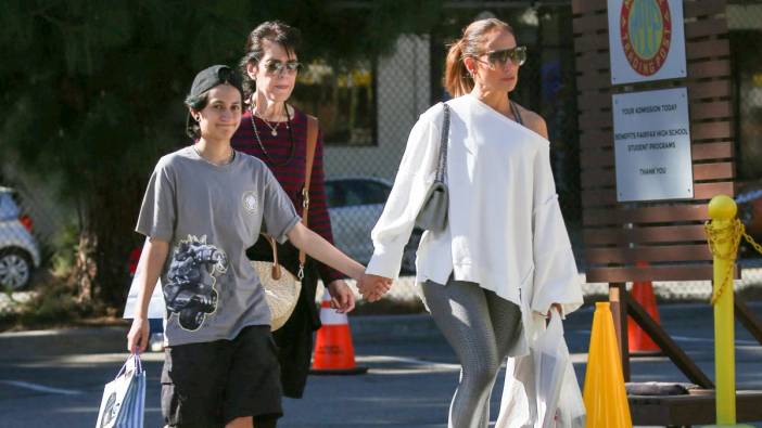 Jennifer Lopez kızıyla bitpazarında görüntülendi