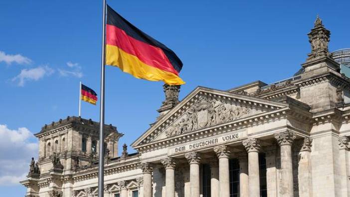 Almanya 55 bin lira maaşla 2 milyon işçi alacak. Dil bilme şartını kaldırıp, vatandaşlığa geçişi kolaylaştırdı